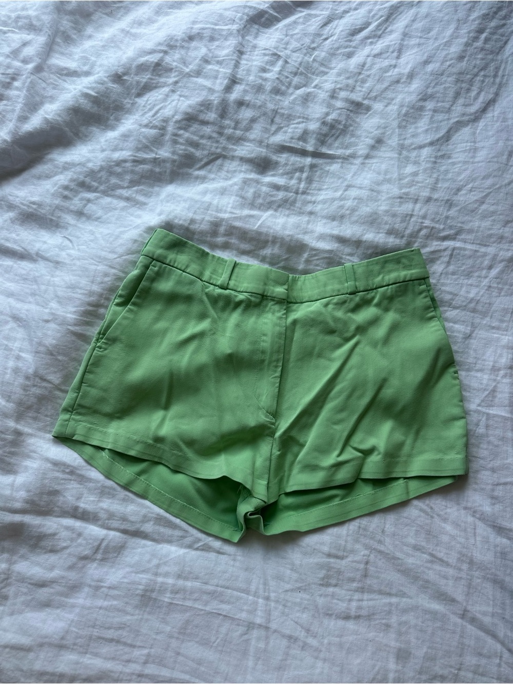 Gauge81 Men's High-Waist Tailored Shorts in Light Green